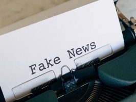 Imagen que muestra una máquina de escribir con una hoja que dice Fake news
