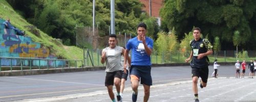 Tres estudiantes corriendo